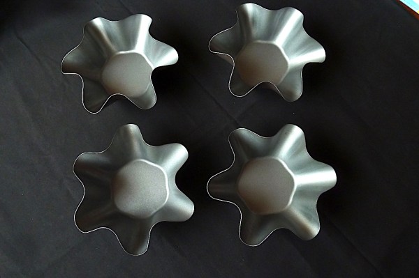 Lot de 4 moules corolle m&eacute;tal anti-adh&eacute;sif