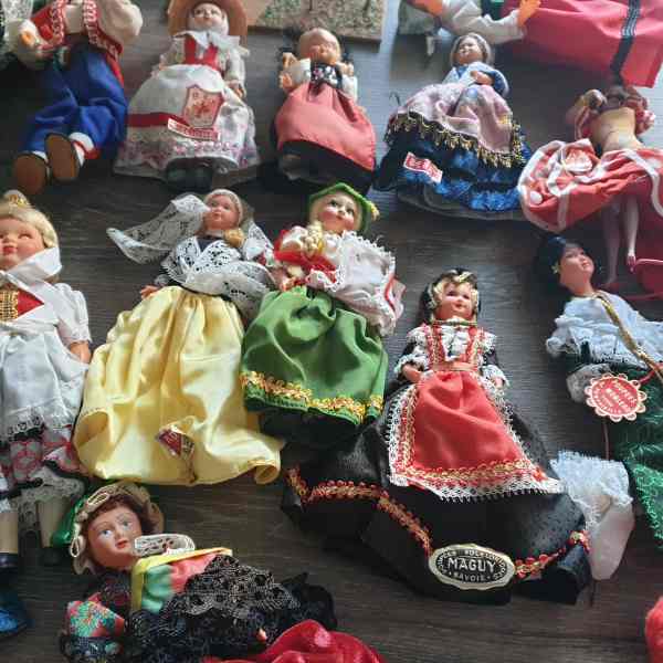 Vente Lot de 58 poupées folkloriques
