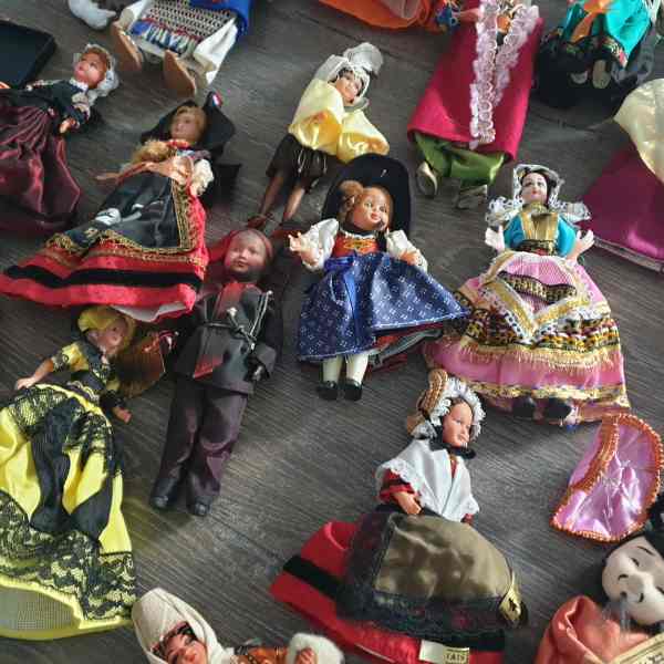 Annonce Lot de 58 poupées folkloriques