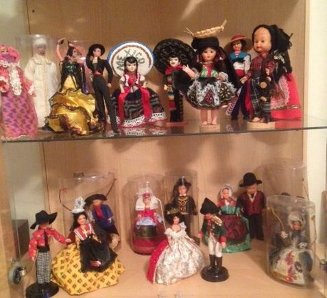 Lot de poupées folkloriques