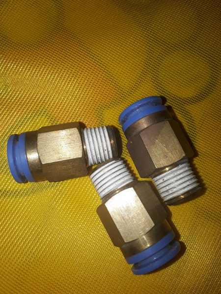 Lot se 3 raccords pneumatiques droits males