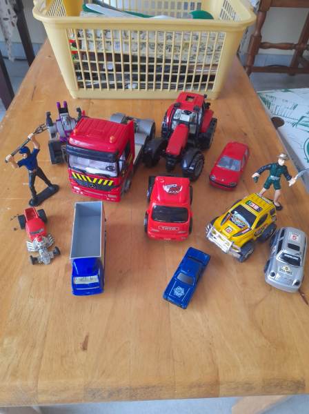 Lot véhicules +  personnages et petit robot