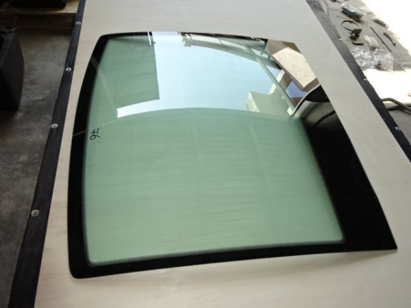 Annonce Lunette arri&egrave;re bugatti eb110