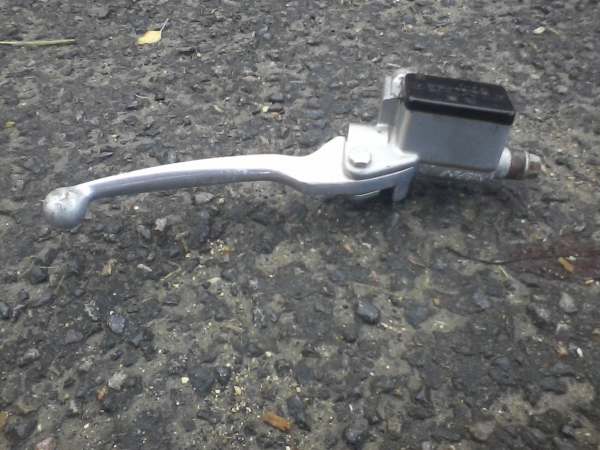 Maitre cylindre de frein suzuki 650 frewind 2001