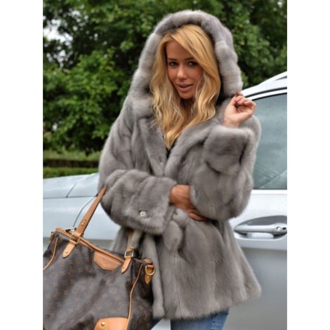 Manteau court en vison, &agrave; capuche