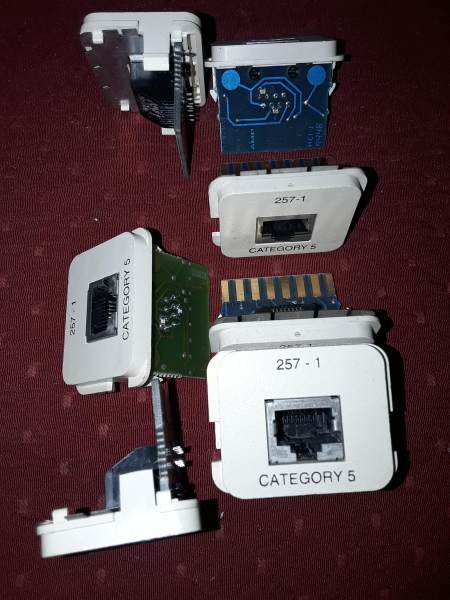 Prise aco blind&eacute;e legrand r&eacute;f: 742 40 rj45 cat 5 pas cher