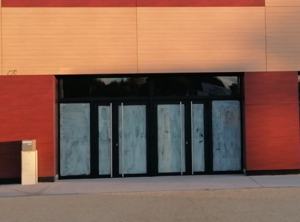 Menuiseries ext&eacute;rieures avec rideaux m&eacute;talliques