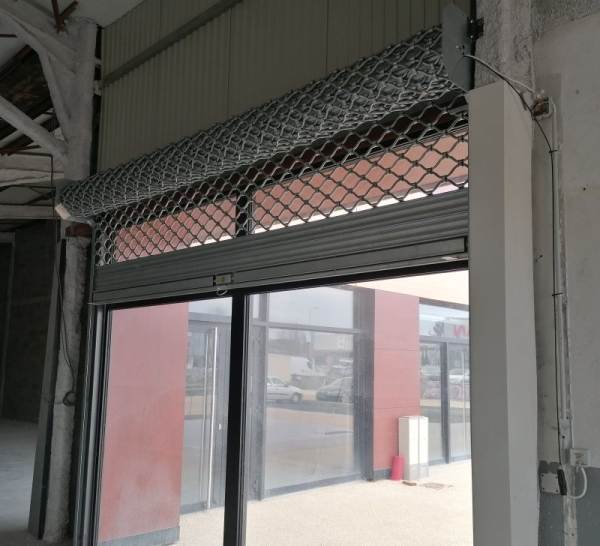 Menuiseries ext&eacute;rieures avec rideaux m&eacute;talliques pas cher