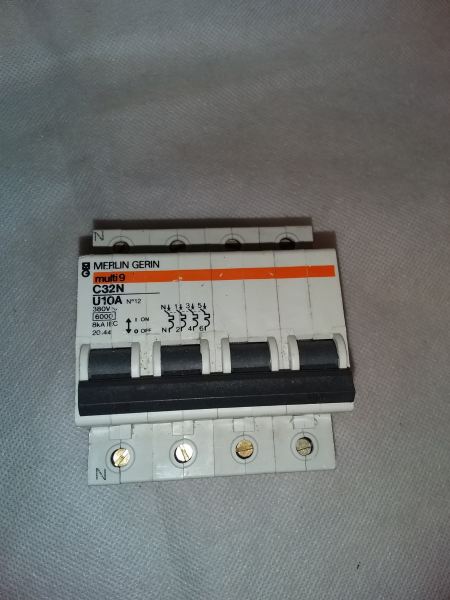 Merlin gerin disjoncteur t&eacute;trapolaire c32n 10a 380