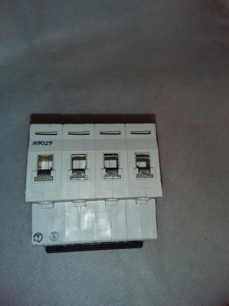 Merlin gerin disjoncteur t&eacute;trapolaire c32n 10a 380 pas cher