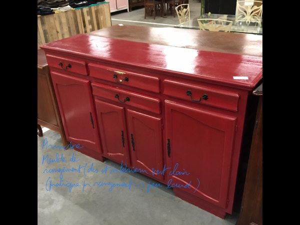 Meuble de buffet ou cuisine rouge
