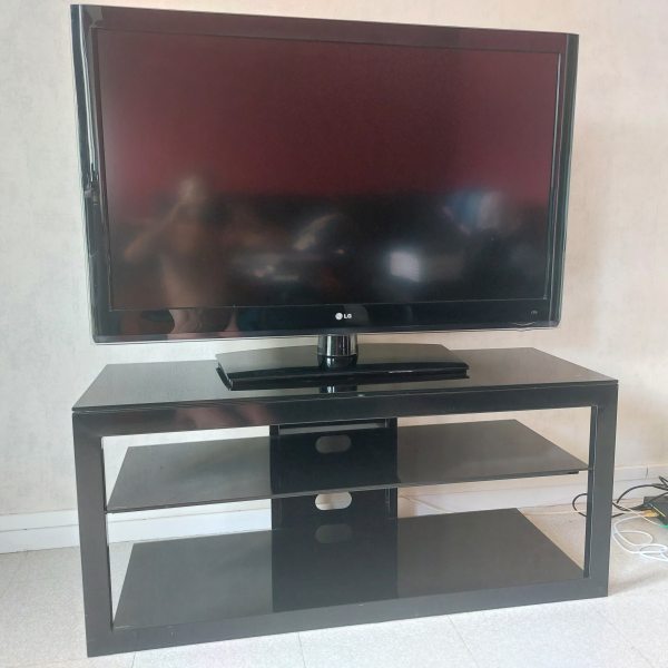 Meuble noir en verre avec la télé
