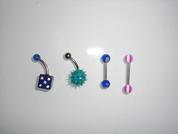 Montre neuve ou lot 4 piercing pas cher