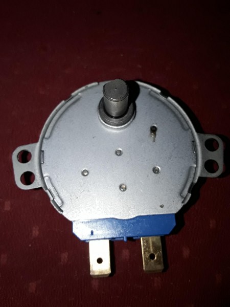 Moteur entrain plateau