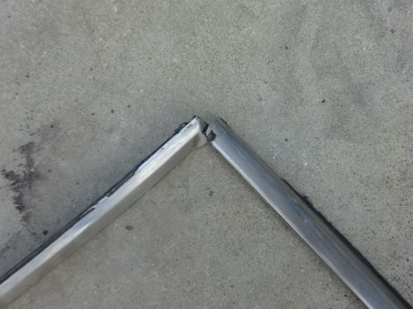 Annonce Moulure de pare-brise fiat 130 coup&eacute;