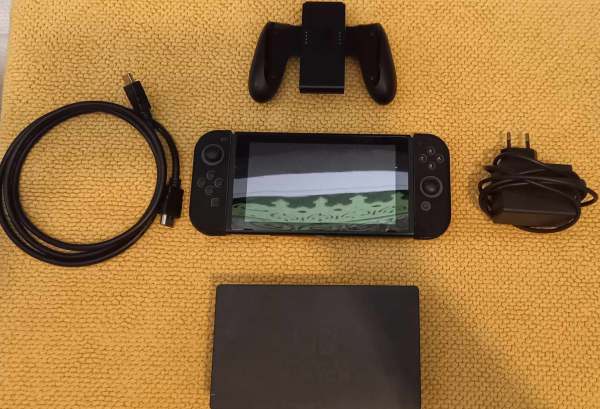 Vente Nintendo switch noire v1 avec tout ses accessoires