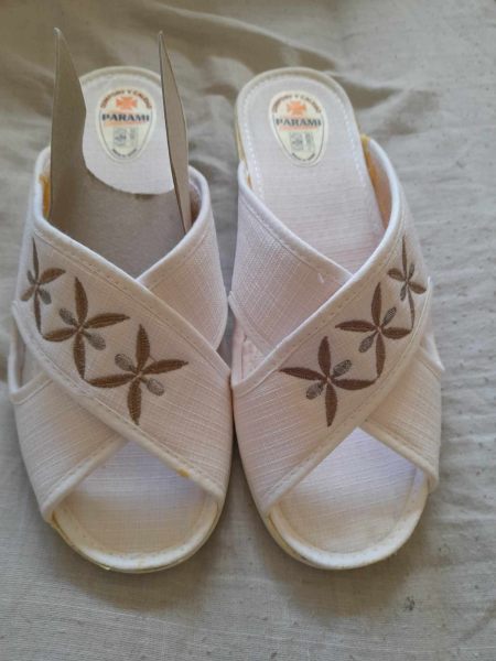 Paire de mules brod&eacute;es dessus crois&eacute;  38