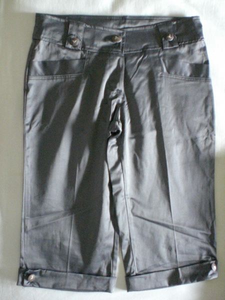 Pantacourt gris t.40 ou t.38 neuf pas cher