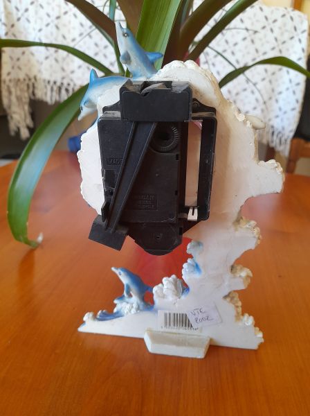 Vente Pendule de table en c&eacute;ramique  avec dauphin