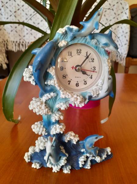 Pendule de table en c&eacute;ramique  avec dauphin