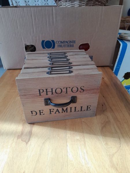 Petit cube en bois range photos à tiroirs