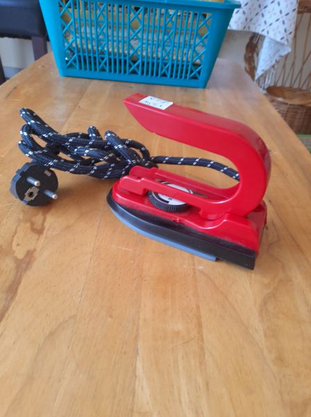 Petit fer a repasser damart