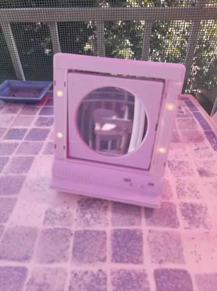 Petit miroir lumineux inclinable sur pied pas cher