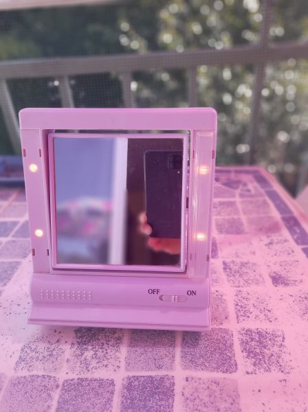 Annonce Petit miroir lumineux inclinable sur pied