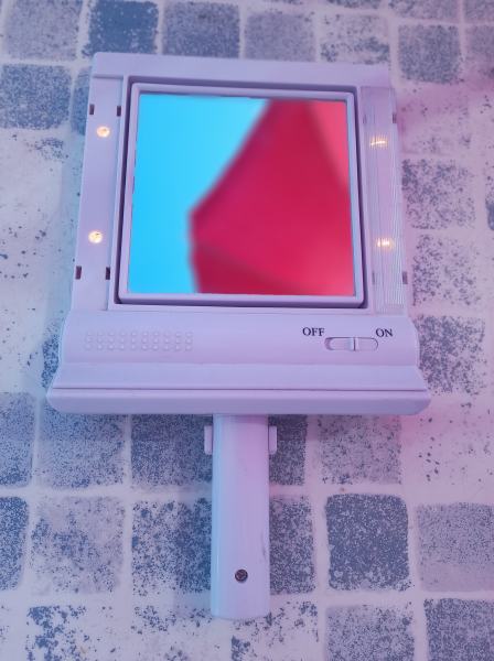 Petit miroir lumineux inclinable sur pied