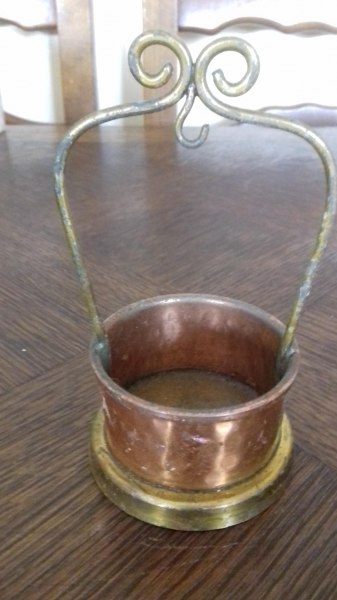 Petit objet d&eacute;coratif en laiton et cuivre