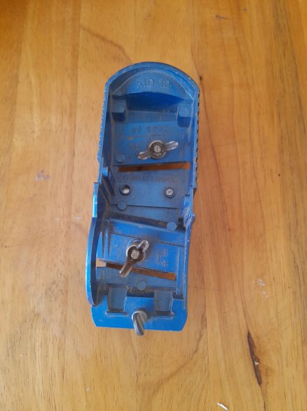 Petit rabot &agrave; bois m&eacute;tallique