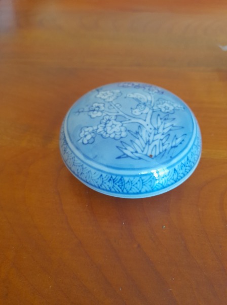 Petite boite ronde en porcelaine