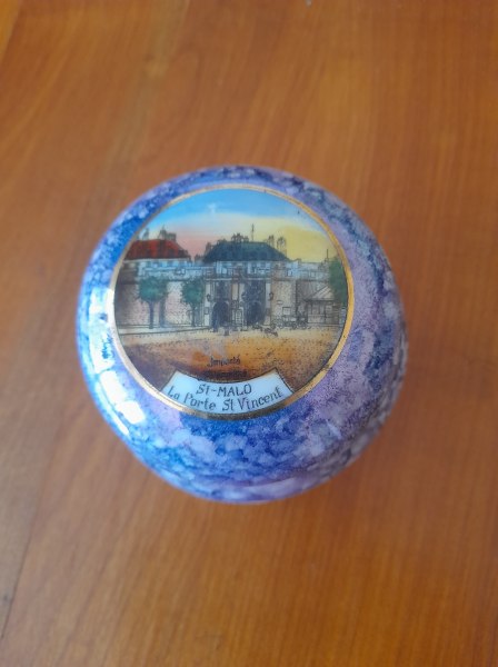 Petite boite ronde en porcelaine c&eacute;ramique