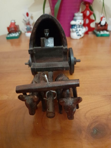 Petite cal&egrave;che en bois d&eacute;corative avec ses b&oelig;ufs