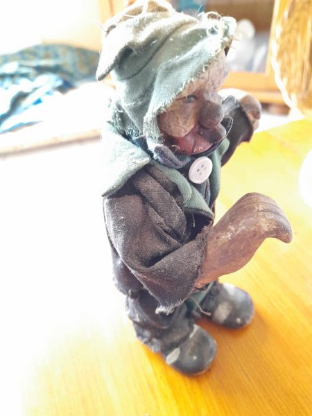 Annonce Petite figurine clochard en porcelaine