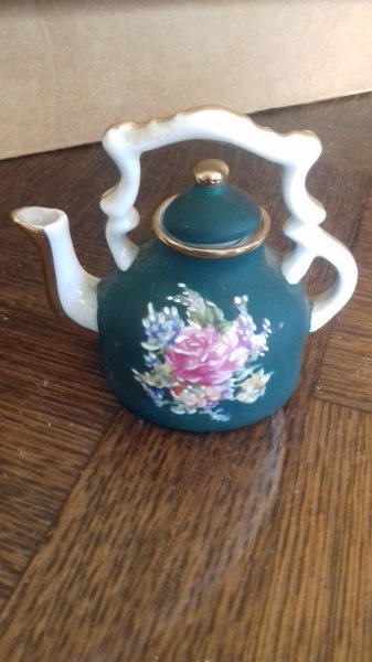 Petite th&eacute;i&egrave;re porcelaine de limoge