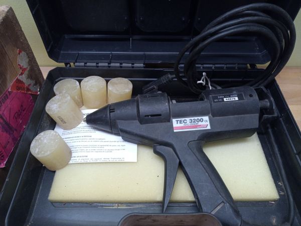 Pistolet &agrave; colle thermofusible