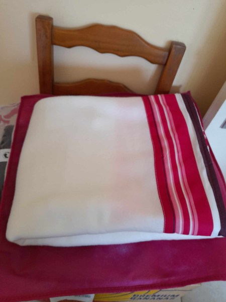 Plaid tout doux blanc et bandes de couleurs rose