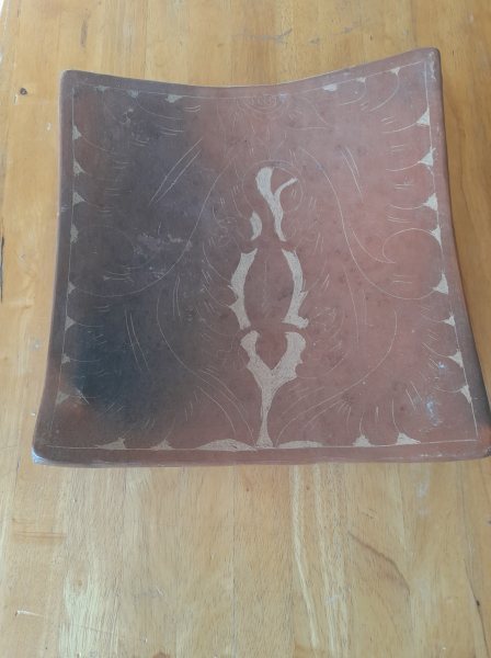 Plat en terre carr&eacute; ethnique