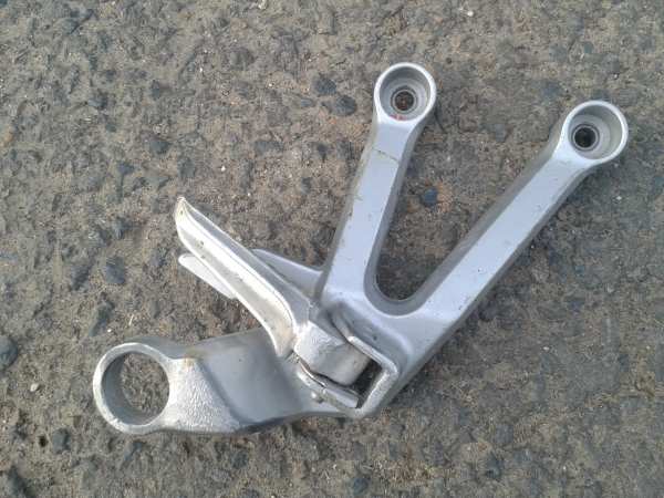 Platine arri&eacute;re droite suzuki 650 svs 2007