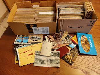 Plus de 6 kg de cartes postales anciennes.