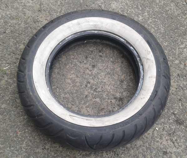 Pneu arri&eacute;re avon