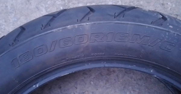 Pneu arriere  brigestone honda 1500 gl 180/60/16 pas cher