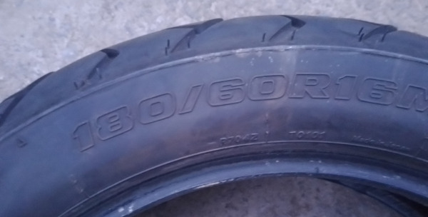 Annonce Pneu arriere  brigestone honda 1500 gl 180/60/16