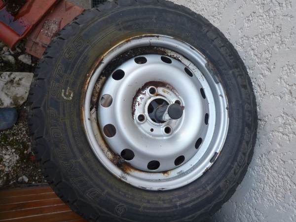 Pneus neige clout&eacute;s