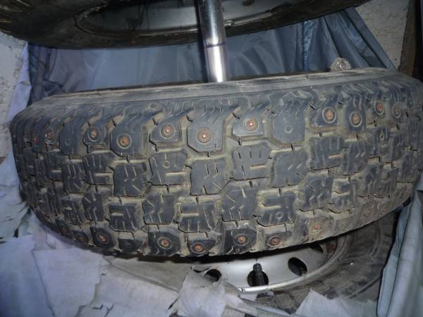 Vente Pneus neige clout&eacute;s