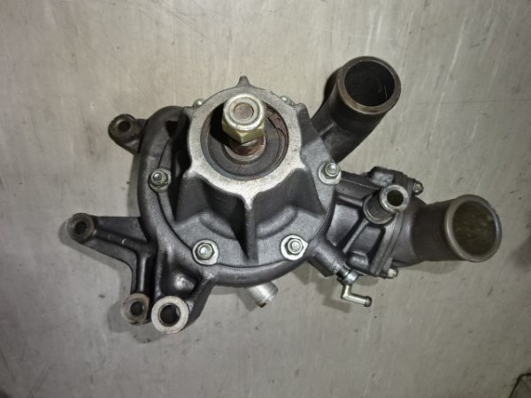 Pompe &agrave; eau pour ferrari 355