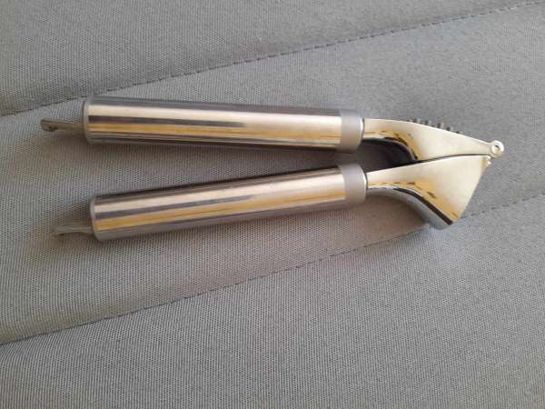 Presse ail double fonction , avec grattoir