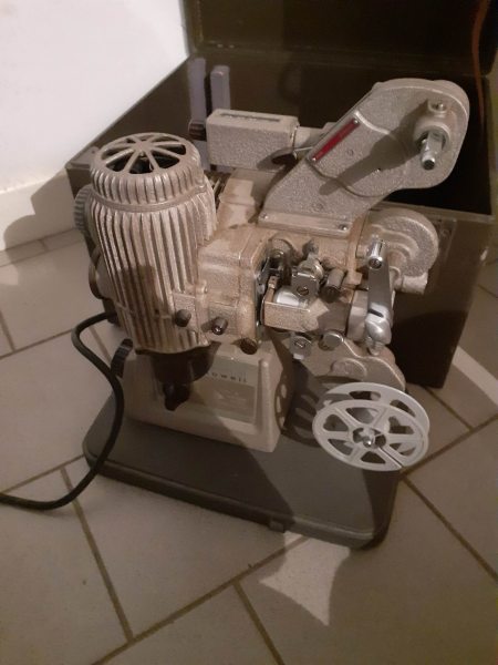 Projecteur de film cinéma 16 mm modèle bell &amp; 