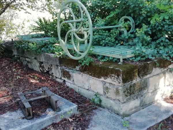 Puits en pierre 500x150 avec pompe manuelle gillet